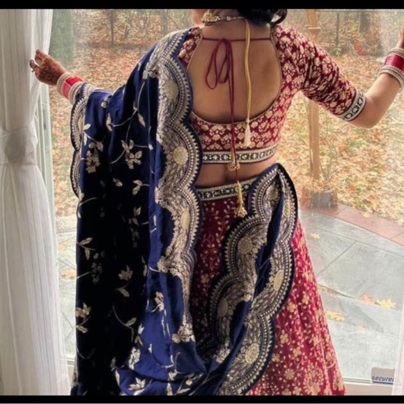 Pure silk lehnga with beautiful blue DuPpta. It’s good for reception and wedding - Picture 4 of 5